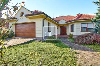 Luxurious family house on a 1198m2 plot, + pool + 4x garage + gazebo + garden, Dunajská Streda | Gofar | Exclusively