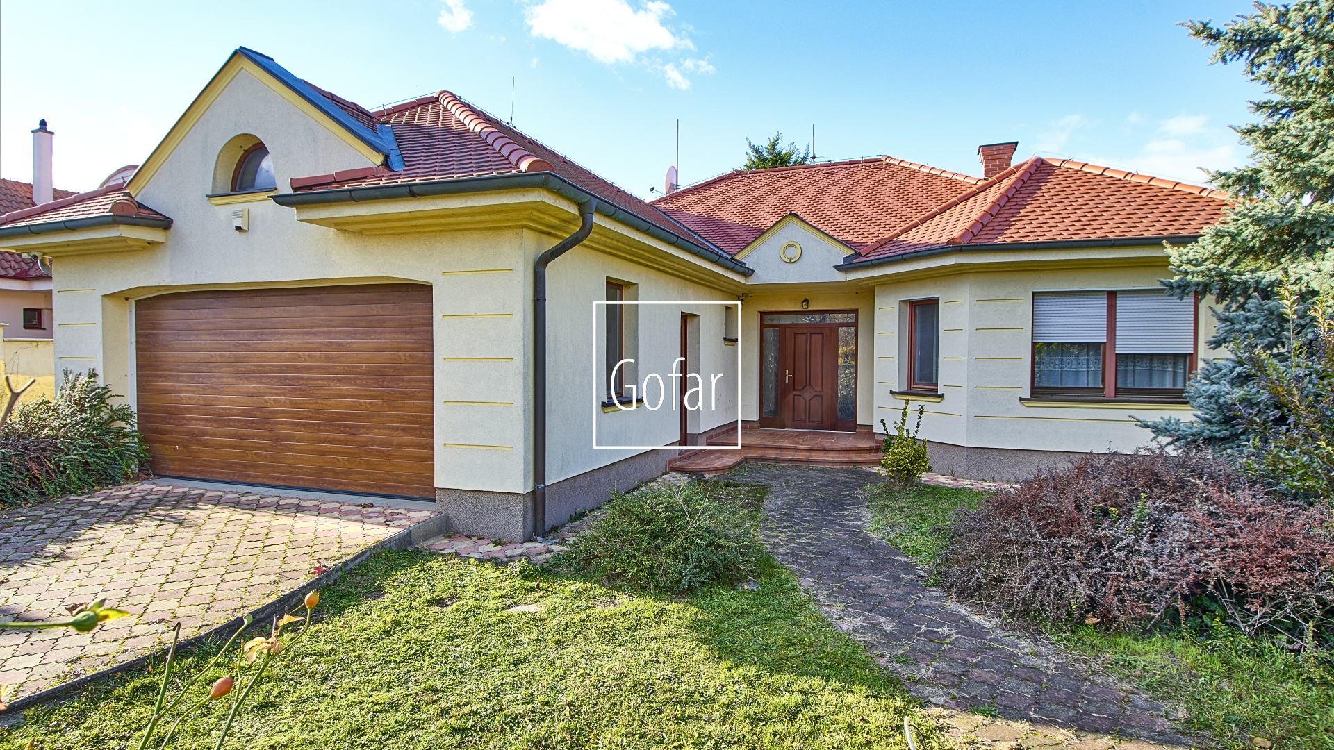 Luxurious family house on a 1198m2 plot, + pool + 4x garage + gazebo + garden, Dunajská Streda | Gofar | Exclusively