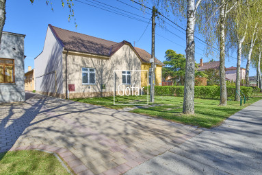 Sale | 3-room large-scale (130m2) family house on Hlavná street, Gabčíkovo | Gofar | Exclusive