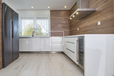 Eladó | Prémium lakó-, üzleti és pihenőkomplexum egy 1920 m2-es telken, Bacsfa (Báč), DS | Kizárólagos | Gofar RK