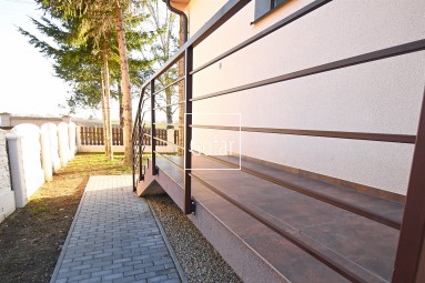 Kizárólagosan | GOFAR | Eladó - 5 szobás (239m2) alápincézett családi ház + garázs + 13 áras telek, Lúcs (Lúč na Ostrove), DS járás