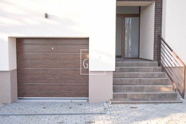 Kizárólagosan | GOFAR | Eladó - 5 szobás (239m2) alápincézett családi ház + garázs + 13 áras telek, Lúcs (Lúč na Ostrove), DS járás