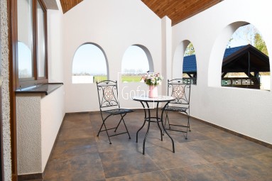 Kizárólagosan | GOFAR | Eladó - 5 szobás (239m2) alápincézett családi ház + garázs + 13 áras telek, Lúcs (Lúč na Ostrove), DS járás