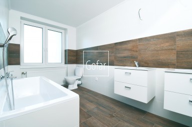 Kizárólagosan | GOFAR | Eladó - 5 szobás (239m2) alápincézett családi ház + garázs + 13 áras telek, Lúcs (Lúč na Ostrove), DS járás