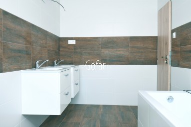 Kizárólagosan | GOFAR | Eladó - 5 szobás (239m2) alápincézett családi ház + garázs + 13 áras telek, Lúcs (Lúč na Ostrove), DS járás