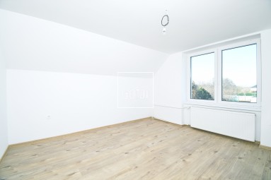 Kizárólagosan | GOFAR | Eladó - 5 szobás (239m2) alápincézett családi ház + garázs + 13 áras telek, Lúcs (Lúč na Ostrove), DS járás