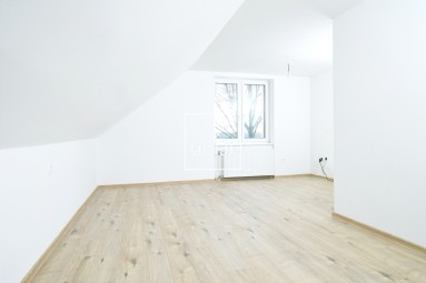 Kizárólagosan | GOFAR | Eladó - 5 szobás (239m2) alápincézett családi ház + garázs + 13 áras telek, Lúcs (Lúč na Ostrove), DS járás