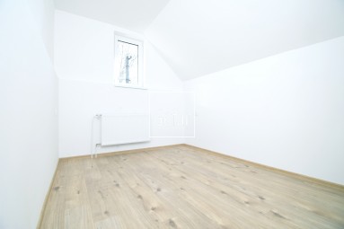 Kizárólagosan | GOFAR | Eladó - 5 szobás (239m2) alápincézett családi ház + garázs + 13 áras telek, Lúcs (Lúč na Ostrove), DS járás