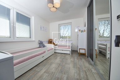 Eladó | 4 szobás családi ház nagy terasszal, garázzsal és stratégiailag kiváló elhelyezkedéssel az R7-esen (kb. 2 perc) – Gelle (Holice), DS járás | G