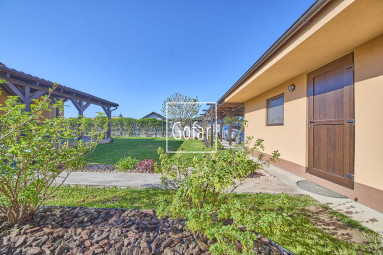 Eladó | 4 szobás családi ház nagy terasszal, garázzsal és stratégiailag kiváló elhelyezkedéssel az R7-esen (kb. 2 perc) – Gelle (Holice), DS járás | G