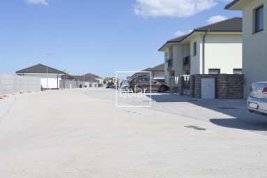 Eladó | 3 szobás lakás standard kivitelben + kert + terasz + 2x parkoló, Baka, DS járás | Gofar | Kizárólagosan