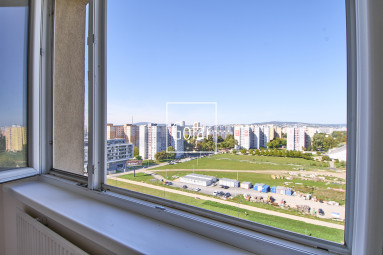 FOGLALVA! Eladó | 3 szobás lakás lélegzetelállító kilátással a Várra, a Kamzíkra és Ausztriára | Holíčska – Pozsony-Ligetfalu (Petržalka) | Gofar | Ki