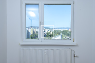 FOGLALVA! Eladó | 3 szobás lakás lélegzetelállító kilátással a Várra, a Kamzíkra és Ausztriára | Holíčska – Pozsony-Ligetfalu (Petržalka) | Gofar | Ki