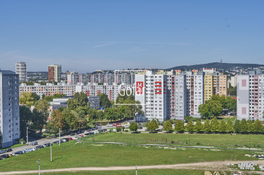 FOGLALVA! Eladó | 3 szobás lakás lélegzetelállító kilátással a Várra, a Kamzíkra és Ausztriára | Holíčska – Pozsony-Ligetfalu (Petržalka) | Gofar | Ki
