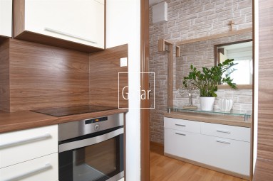 Kizárólagosan | GOFAR | Eladó - 3 szobás lakás + 2 loggia + tégla garázs mindössze 105.000,-Euróért, Jányok (Janíky) község, DS járás