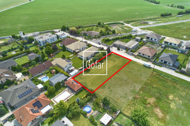 Eladó | Nagyméretű, 960 m2-es építési telek közművekkel, mindössze pár percre Pozsonytól, Bacsfa (Báč), DS járás | Gofar RK | Kizárólagos