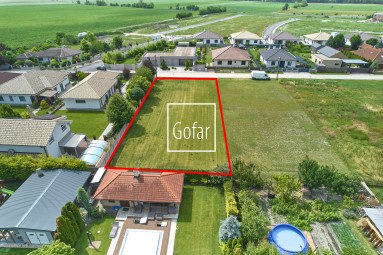 Eladó | Nagyméretű, 960 m2-es építési telek közművekkel, mindössze pár percre Pozsonytól, Bacsfa (Báč), DS járás | Gofar RK | Kizárólagos