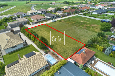 Eladó | Nagyméretű, 960 m2-es építési telek közművekkel, mindössze pár percre Pozsonytól, Bacsfa (Báč), DS járás | Gofar RK | Kizárólagos
