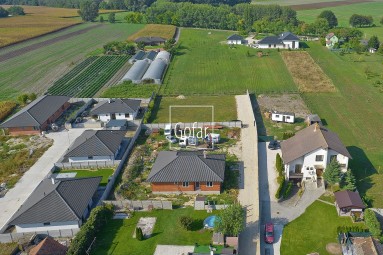 Kizárólagosan | GOFAR | Eladó - Építési telek (1276 m2) közművekkel Lúcs (Lúč na Ostrove) községben