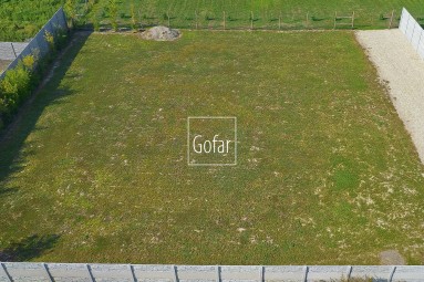 Kizárólagosan | GOFAR | Eladó - Építési telek (1276 m2) közművekkel Lúcs (Lúč na Ostrove) községben