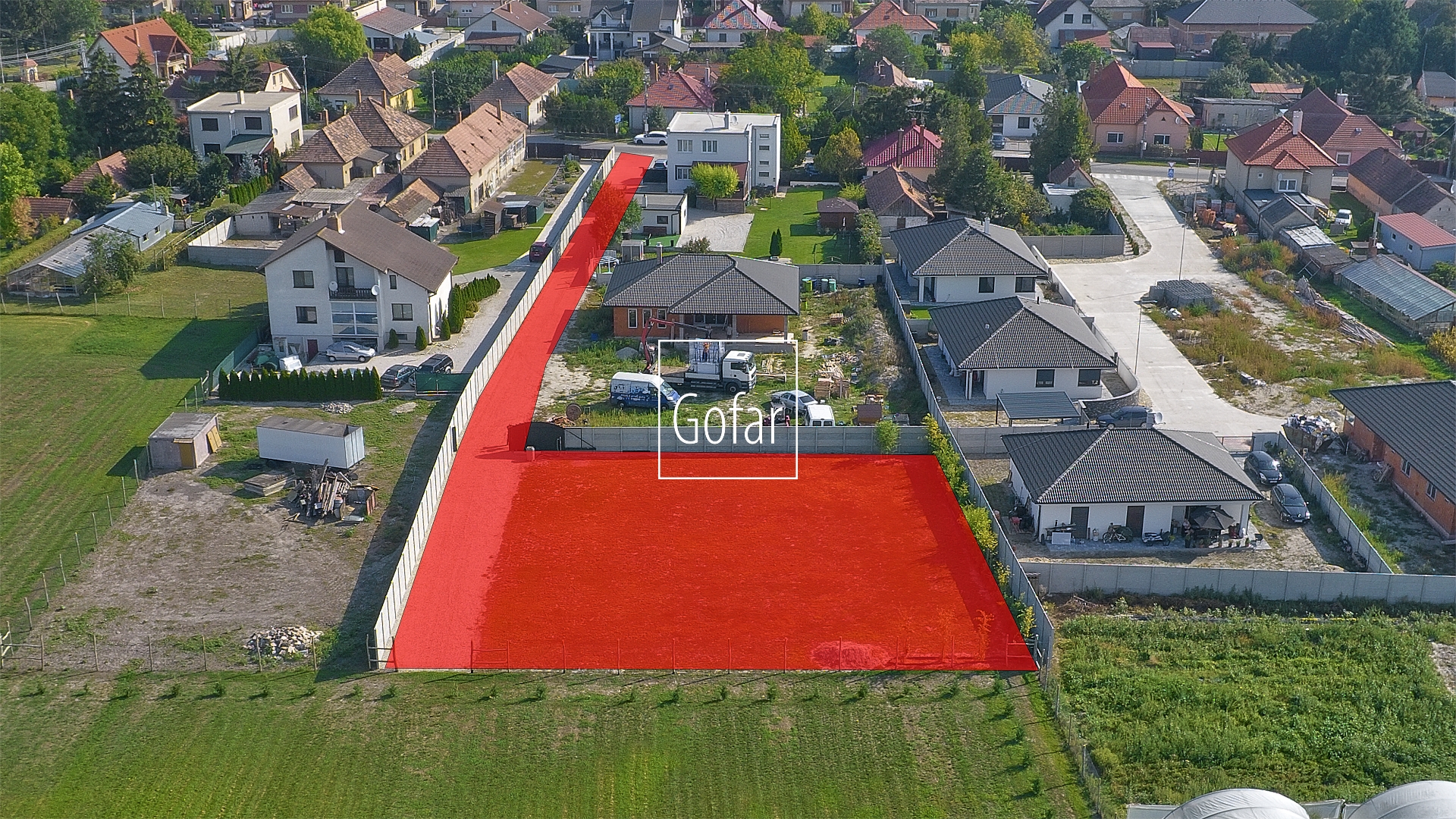 Kizárólagosan | GOFAR | Eladó - Építési telek (1276 m2) közművekkel Lúcs (Lúč na Ostrove) községben