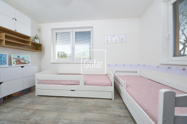 Predaj| 4i RD s veľkou terasou, garážou a strategicky výbornou lokalitou na R7 (cca 2 min) – Holice, DS |Gofar |Exkluzívne