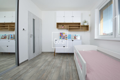 Predaj| 4i RD s veľkou terasou, garážou a strategicky výbornou lokalitou na R7 (cca 2 min) – Holice, DS |Gofar |Exkluzívne