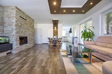 Predaj| 4i RD s veľkou terasou, garážou a strategicky výbornou lokalitou na R7 (cca 2 min) – Holice, DS |Gofar |Exkluzívne