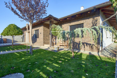 Predaj| Priestranný 4-izbový rodinný dom s bazénom, terasou a garážou v novej tichej lokalite, Veľký Meder |Gofar |Exkluzívne