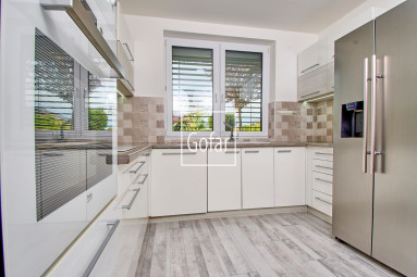 Predaj| Priestranný 4-izbový rodinný dom s bazénom, terasou a garážou v novej tichej lokalite, Veľký Meder |Gofar |Exkluzívne