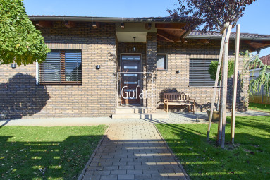 Predaj| Priestranný 4-izbový rodinný dom s bazénom, terasou a garážou v novej tichej lokalite, Veľký Meder |Gofar |Exkluzívne