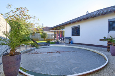 Predaj| Priestranný 4-izbový rodinný dom s bazénom, terasou a garážou v novej tichej lokalite, Veľký Meder |Gofar |Exkluzívne