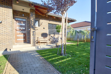 Predaj| Priestranný 4-izbový rodinný dom s bazénom, terasou a garážou v novej tichej lokalite, Veľký Meder |Gofar |Exkluzívne