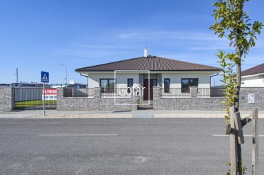 REZERVOVANÝ! Na predaj | Vzorový 4i RD so 7 ročnou zárukou s veľkou záhradou a parkovaním pre štyri autá | Gofar | Exkluzívne