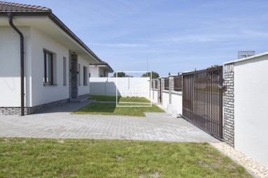 REZERVOVANÝ! Na predaj | Vzorový 4i RD so 7 ročnou zárukou s veľkou záhradou a parkovaním pre štyri autá | Gofar | Exkluzívne
