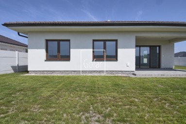 REZERVOVANÝ! Na predaj | Vzorový 4i RD so 7 ročnou zárukou s veľkou záhradou a parkovaním pre štyri autá | Gofar | Exkluzívne