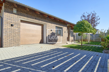 REZERVOVANÝ! Predaj| Priestranný 4-izbový rodinný dom s bazénom, terasou a garážou v novej tichej lokalite, Veľký Meder |Gofar |Exkluzívne