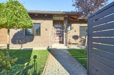 REZERVOVANÝ! Predaj| Priestranný 4-izbový rodinný dom s bazénom, terasou a garážou v novej tichej lokalite, Veľký Meder |Gofar |Exkluzívne