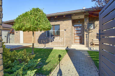 REZERVOVANÝ! Predaj| Priestranný 4-izbový rodinný dom s bazénom, terasou a garážou v novej tichej lokalite, Veľký Meder |Gofar |Exkluzívne