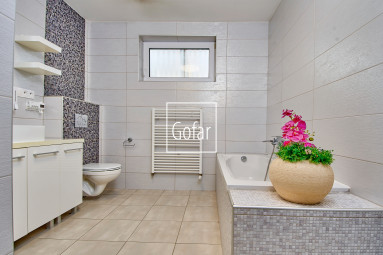 REZERVOVANÝ! Predaj| Priestranný 4-izbový rodinný dom s bazénom, terasou a garážou v novej tichej lokalite, Veľký Meder |Gofar |Exkluzívne