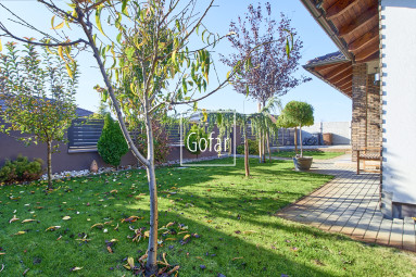 REZERVOVANÝ! Predaj| Priestranný 4-izbový rodinný dom s bazénom, terasou a garážou v novej tichej lokalite, Veľký Meder |Gofar |Exkluzívne