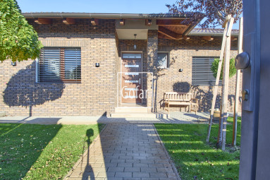 REZERVOVANÝ! Predaj| Priestranný 4-izbový rodinný dom s bazénom, terasou a garážou v novej tichej lokalite, Veľký Meder |Gofar |Exkluzívne