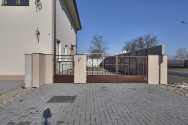 Predaj 3i byt s extra veľkou záhradou, terasou + 2 parkovacie státia, Baka, okr. DS | Exkluzívne | GOFAR 