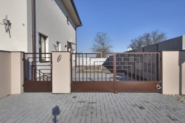 Predaj 3i byt s extra veľkou záhradou, terasou + 2 parkovacie státia, Baka, okr. DS | Exkluzívne | GOFAR 