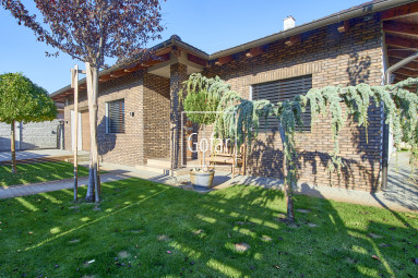 Predaj| Priestranný 4-izbový rodinný dom s bazénom, terasou a garážou v novej tichej lokalite, Veľký Meder |Gofar |Exkluzívne