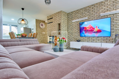 Predaj| Priestranný 4-izbový rodinný dom s bazénom, terasou a garážou v novej tichej lokalite, Veľký Meder |Gofar |Exkluzívne