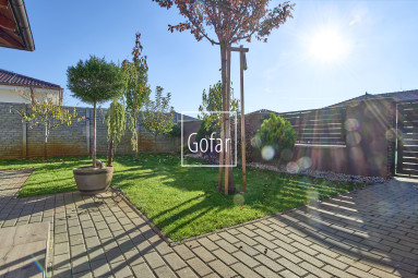 Predaj| Priestranný 4-izbový rodinný dom s bazénom, terasou a garážou v novej tichej lokalite, Veľký Meder |Gofar |Exkluzívne