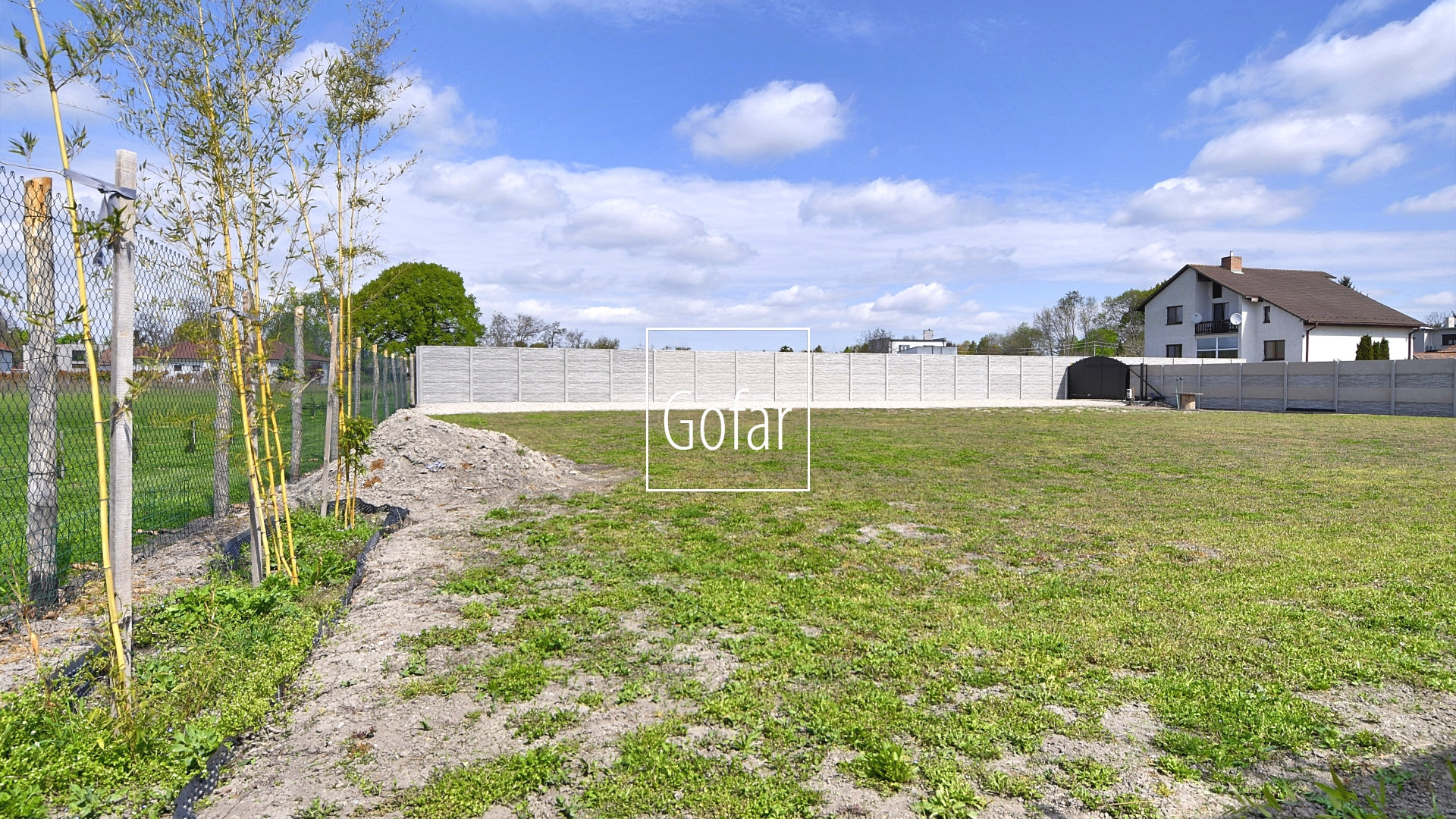 Exkluzívne | GOFAR | Predaj - Stavebný pozemok (1276 m2) s inžinierskymi sieťami v obci Lúč na Ostrove